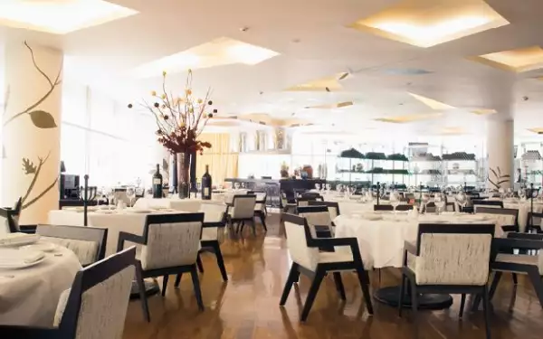 El salón principal cuenta com amplias mesas para compartir con amigos o familia.