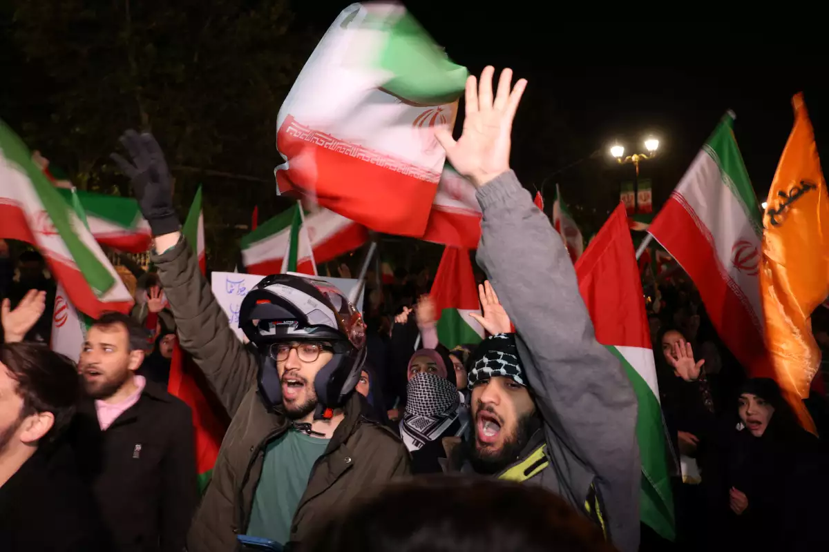 Los manifestantes iraníes reaccionan después del ataque del IRGC a Israel, durante una reunión antiisraelí frente a la Embajada Británica en Teherán, Irán, el 14 de abril de 2024.