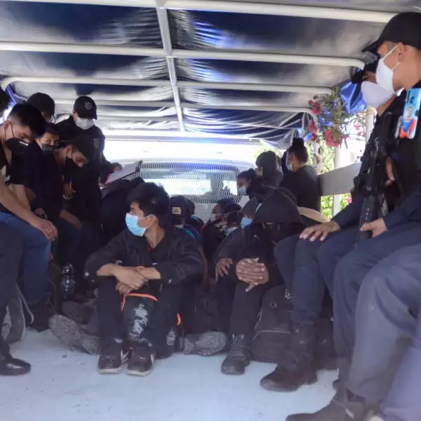 39 migrantes fueron rescatados de una casa en Ecatepec, en donde estaban hacinados. Fueron trasladados a instalaciones del INM para definir su situación migratoria.