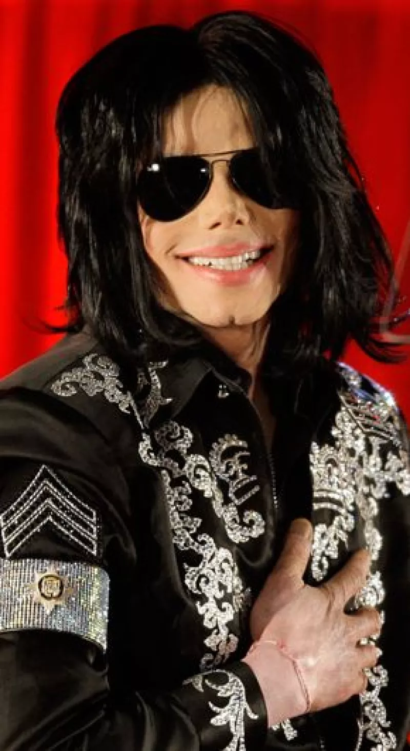 La página TMZ informó que la familia Jackson encargó un féretro a la empresa Batesville Casket, el cual tiene las mismas características del de James Brown, quien fue la mayor inspiración de Jackson.