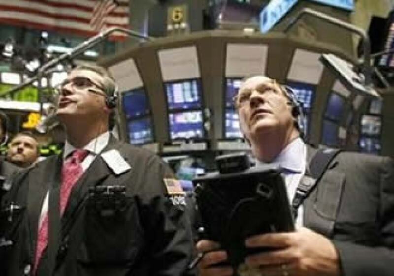 Los mercados accionarios de EU operan al alza a media jornada. (Foto: Reuters)
