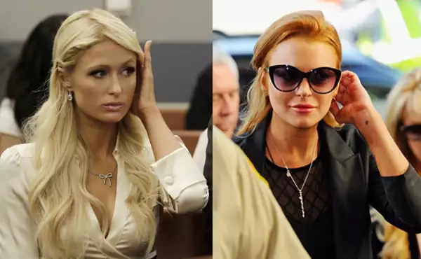 Sus expresiones también fueron similares, y ambas optaron por el look `inocente´.