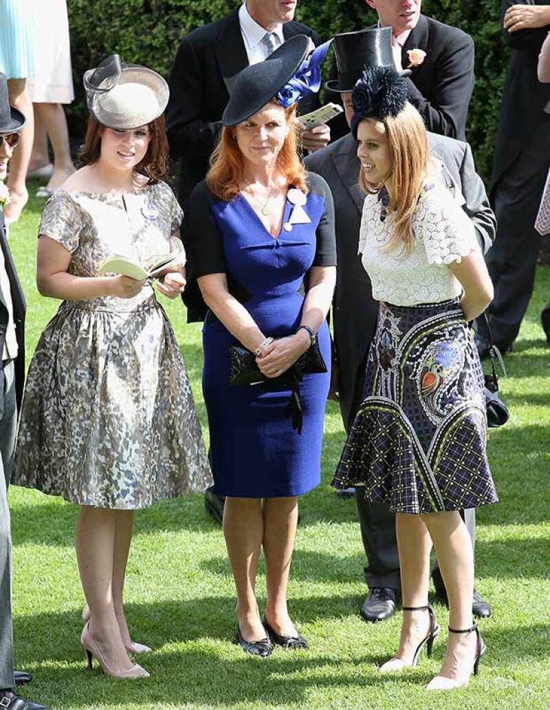 Beatrice con su madre, Sarah Ferguson, y su hermana Eugenia.