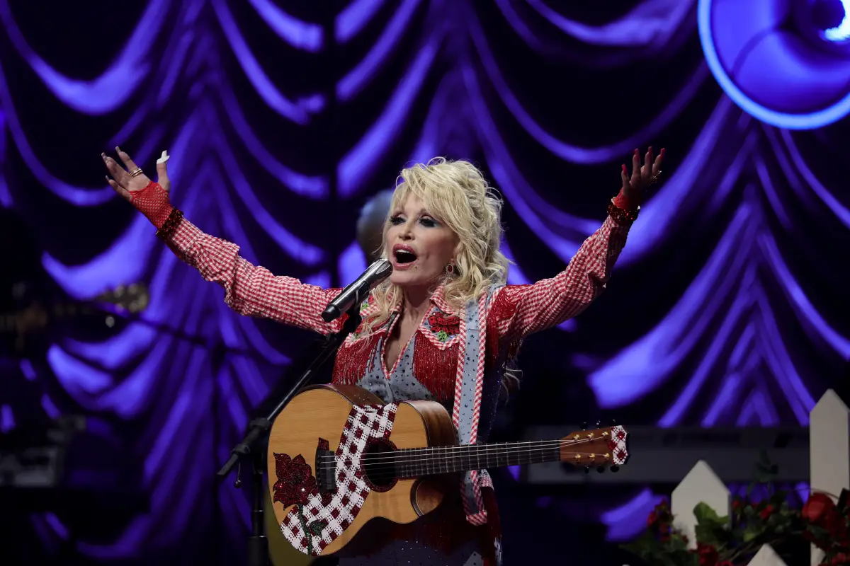 La cantante Dolly Parton durante una presentación musical. 