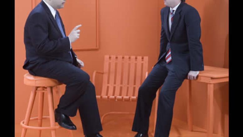 Los jóvenes talentos no desaprovecharon la oportunidad para conocerse. Aquí Gerardo Ruiz Rocha, director general de Interfactura, conversa con Ian Armstrong Z., operador de Protego Casa de Bolsa.