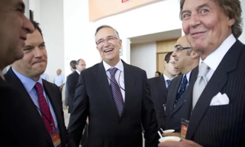 Ricardo Salinas Pliego (centro) afirma que el sector de las telecomunicaciones palidece por un monopolio. 