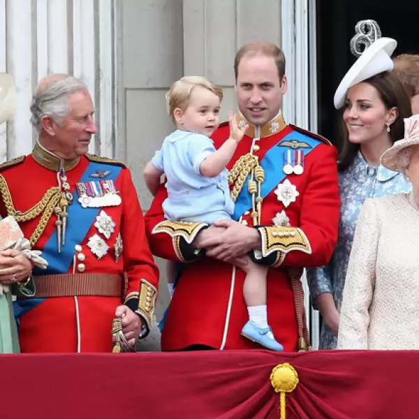 Aquí el pequeño George saludando desde el balcón del Palacio de Buckingham junto a toda la familia Real.