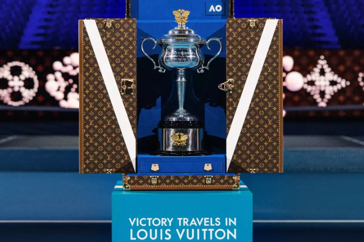 Así luce el trofeo de la final del Abierto de Australia en su baúl Louis Vuitton