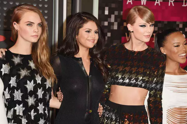 Cara Delevingne copia tatuaje a Selena Gomez Cara-Delevingne,-Selena-Gomez-y-Taylor-Swift,-2015.jpg