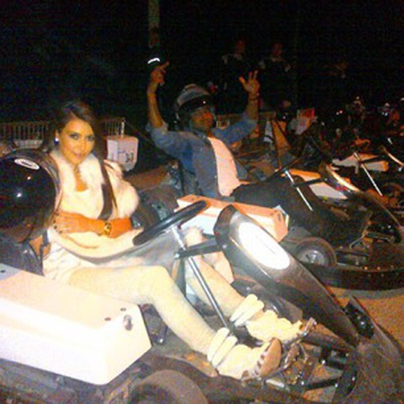 En esta foto están Kanye y Kim divirtiéndose en los Go Karts durante el París Fashion Week, el año pasado.