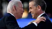 El presidente de los Estados Unidos, Joe Biden, saluda a su hijo Hunter Biden en la Convención Nacional Demócrata (DNC) en Chicago, Illinois, EE. UU. el 19 de agosto de 2024.