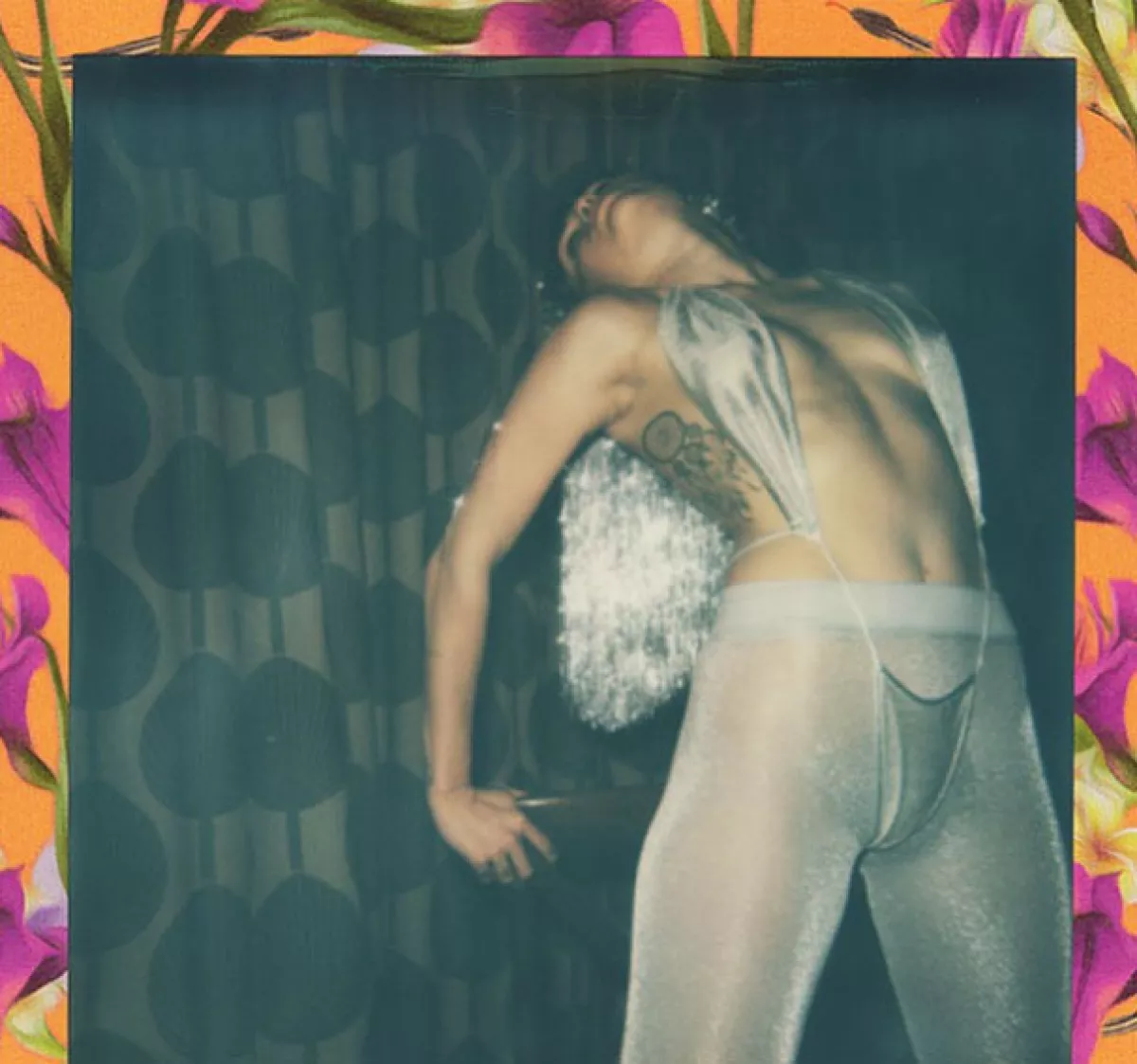 Su famosa peluca plateada y atuendo se dejaron ver en esta presentación.