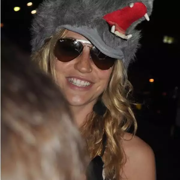 Por su estilo de vida es considerada rebelde y fiestera.