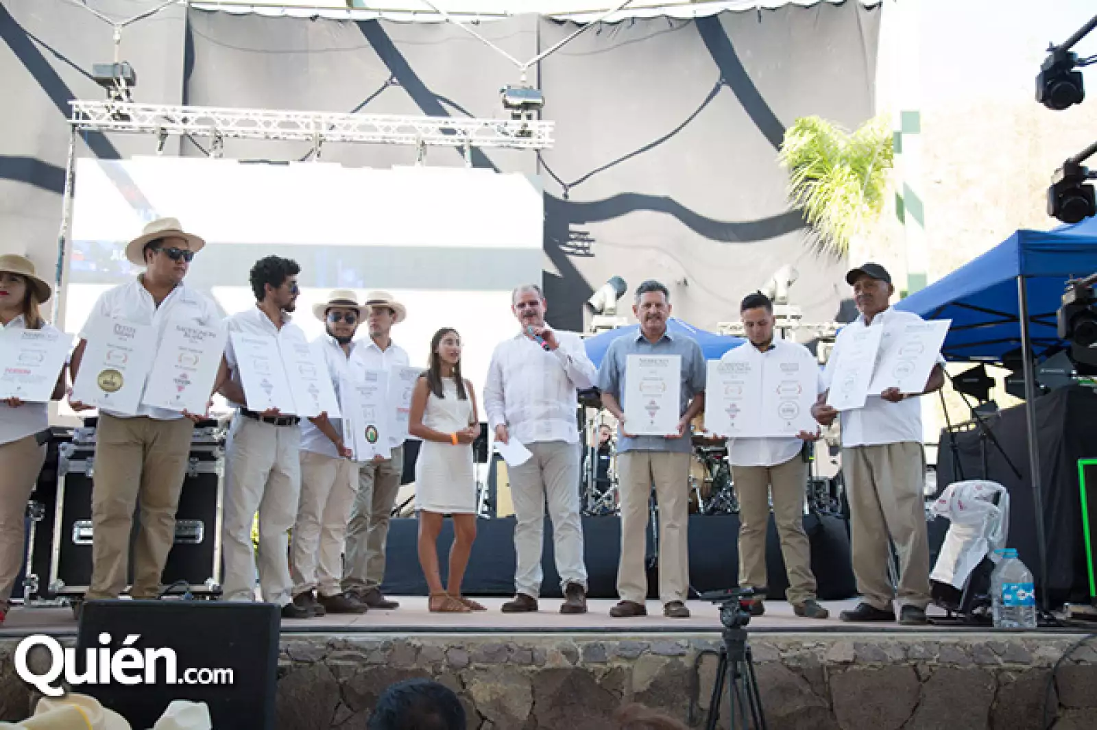 Entrega de reconocimientos a L. A. Cetto