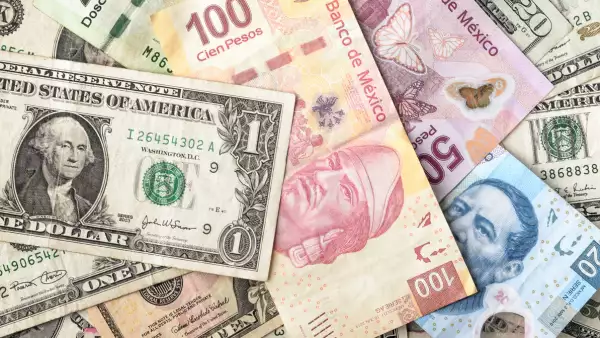 Menos pesos por dólar.