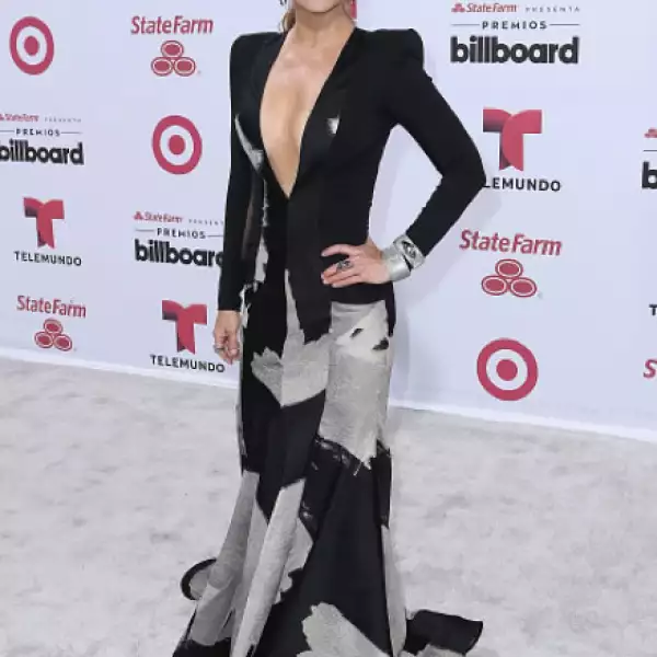 Lucero sorprendió con escotazo en su llegada a los premios Billboard latinos.