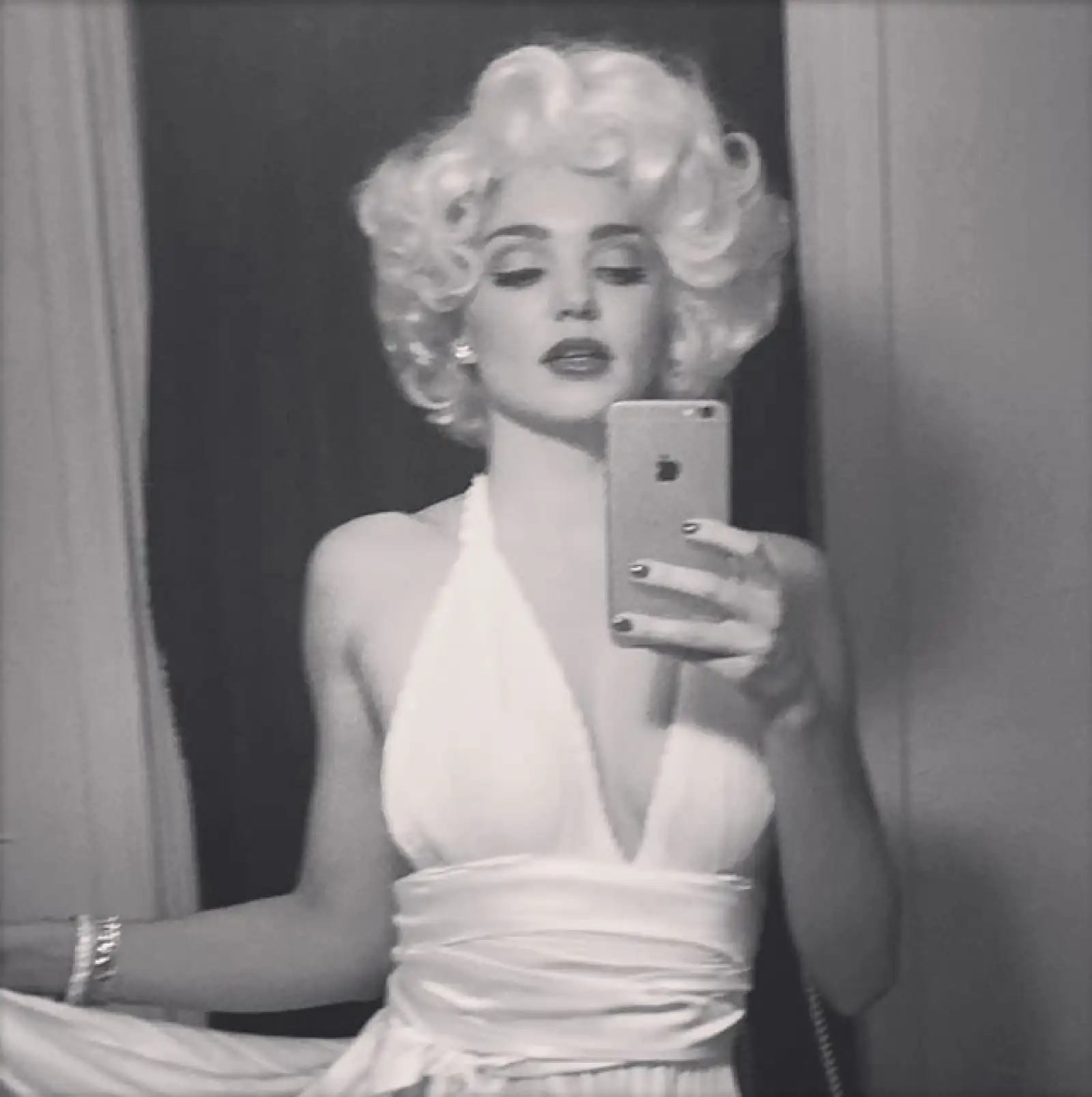 Marilyn Monroe, ¿eres tú? ¡Para nada! Se trata de la guapa modelo Miranda Kerr y su disfraz para Halloween.