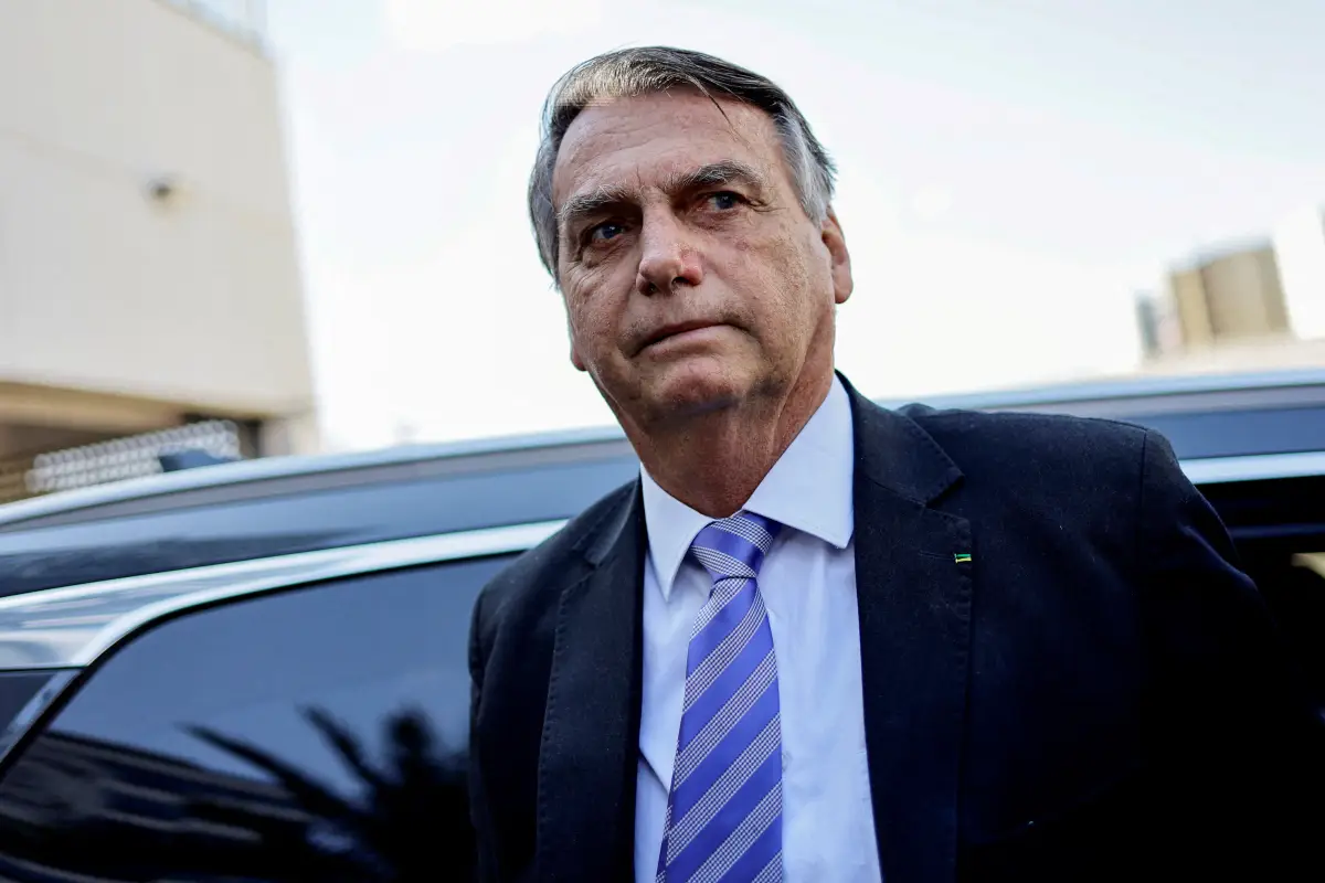 El expresidente brasileño Jair Bolsonaro abandona la sede de la Policía Federal después de testificar sobre los disturbios del 8 de enero en Brasilia, Brasil, el 18 de octubre de 2023.