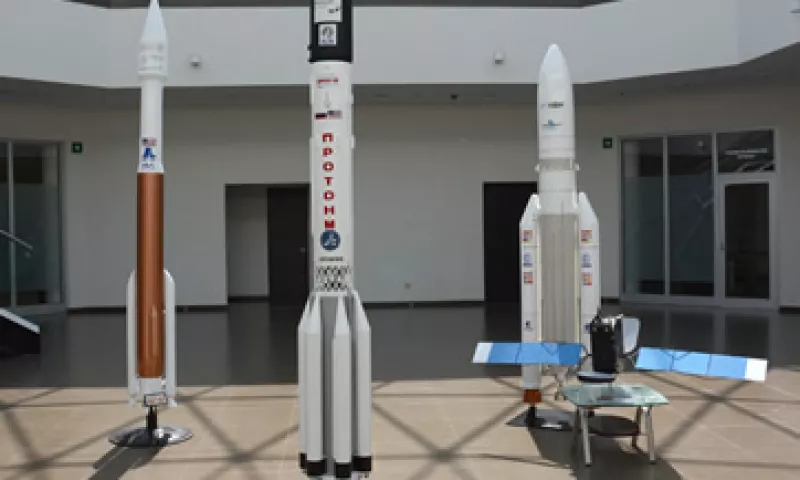 La SCT mostró réplicas a escala del satélite (der.) y del cohete que lo llevará al espacio. (Foto: Cortesía)