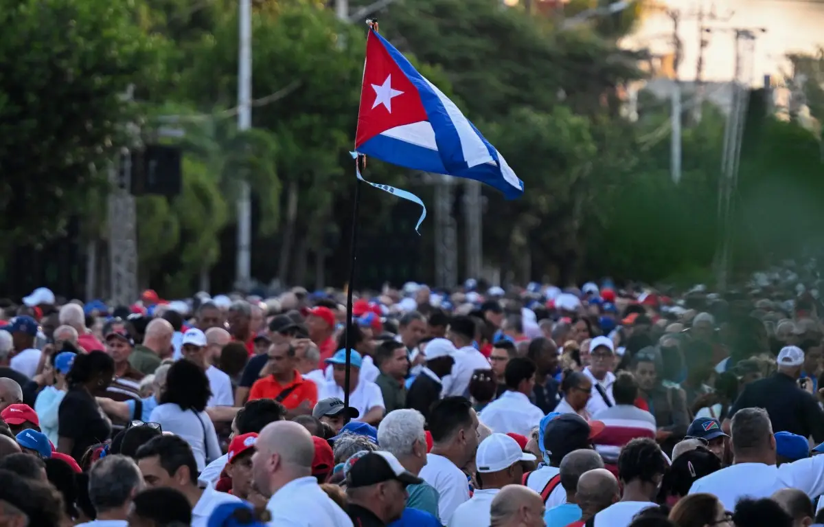 Una persona sostiene una bandera nacional cubana durante las celebraciones que marcan la victoria en el 65 aniversario de la invasión de Bahía de los Cerdos y la declaración del carácter socialista de la Revolución Cubana en La Habana el 16 de abril de 2026.