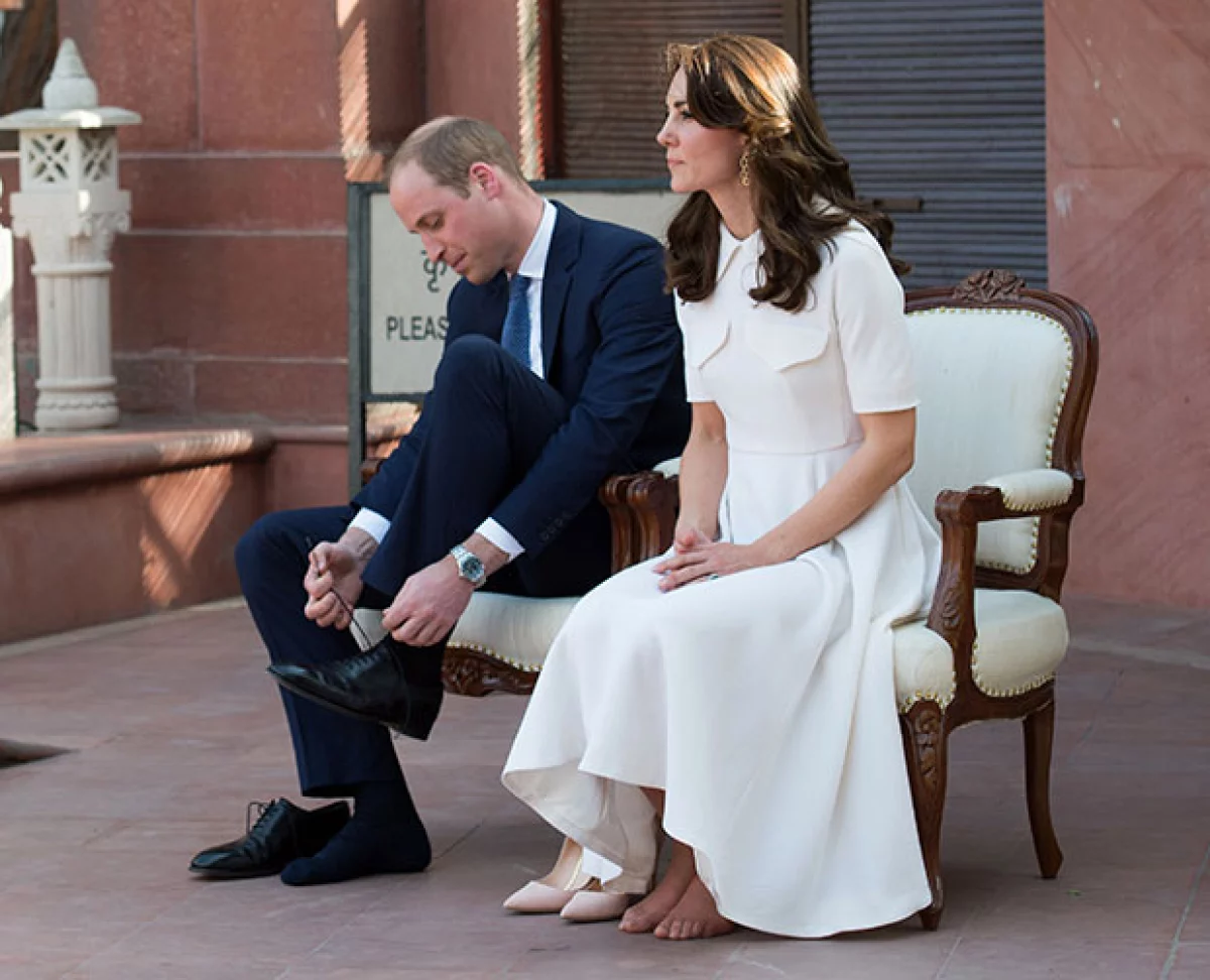 Durante una de las actividades en su visita a India, los duques de Cambridge se quitaron los zapatos, un hecho que acaparó la atención de los fotógrafos que los acompañaban.