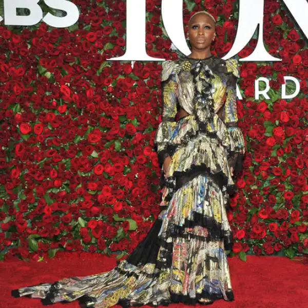 La actriz Cynthia Erivo llegó con un vestido estampado con hombreras y cut-outs.