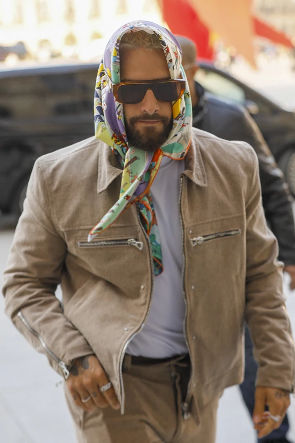 Noticias Chihuahua Pausa.MX Maluma y la Reina Isabel II comparten el gusto por la ‘headscarf’