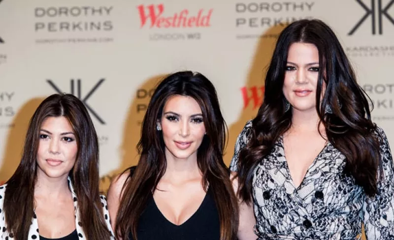 La famosa compañía Ford, presentó la nueva campaña titulada “Leave Your Worries Behind”, donde aparecen las famosas hermanas y Paris Hilton.