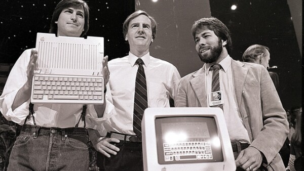 Los dos ‘Steve’ diseñaron Macintosh, la primera computadora personal que usaba un ‘mouse’. Jobs la presentó al mundo en un comercial durante el Súper Tazón de 1984.
