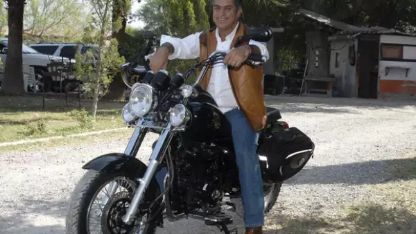 Jaime Rodríguez Calderón, gobernador del estado de Nuevo León, estrena un nuevo medio de transporte, se trata de un moderno modelo Italika personalizado.