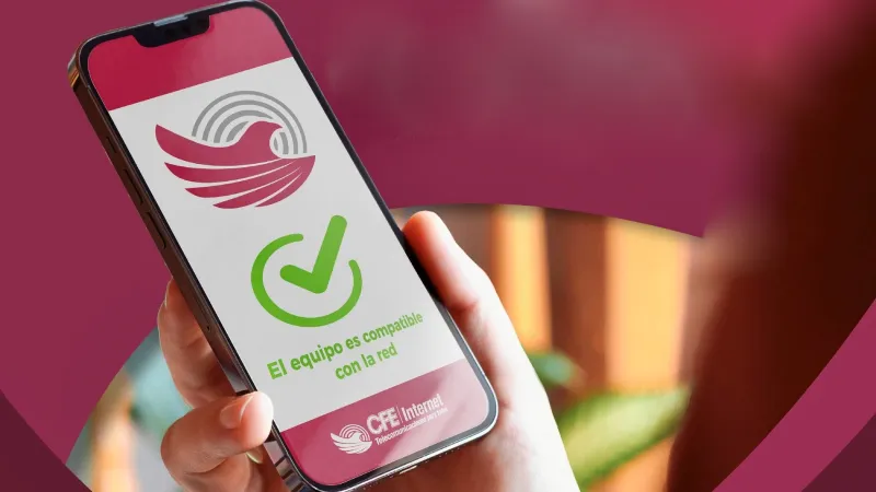 Una mano tomando un teléfono que tiene en la pantalla el logo de CFE Telecomunicaciones e Internet para Todos. 