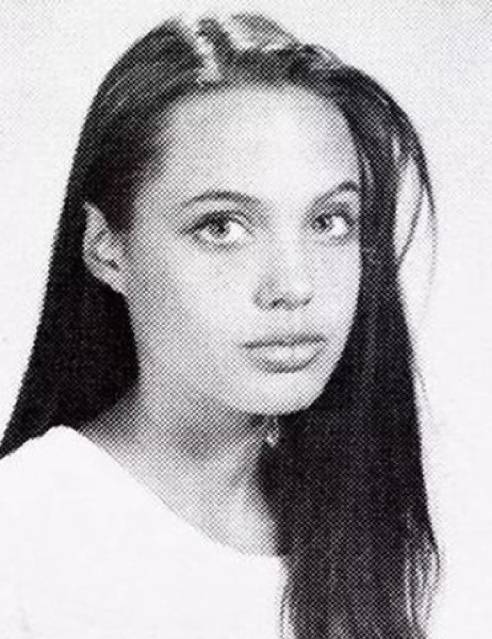 Angelina Jolie tuvo una infancia difícil desde la separación de sus papás. Estudió actuación en el Lee Strasberg Theatre Institut, siguiendo los pasos de su padre, el actor John Voight y su madre, Marcheline Bertrand. Desde los 14 años comenzó una carrera
