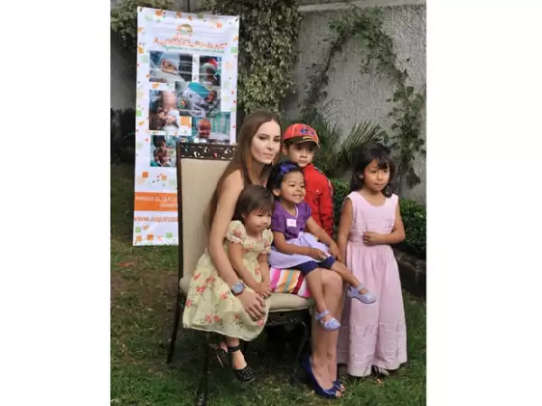 Belinda se tomó foto con los niños de `Aquí nadie se rinde´.