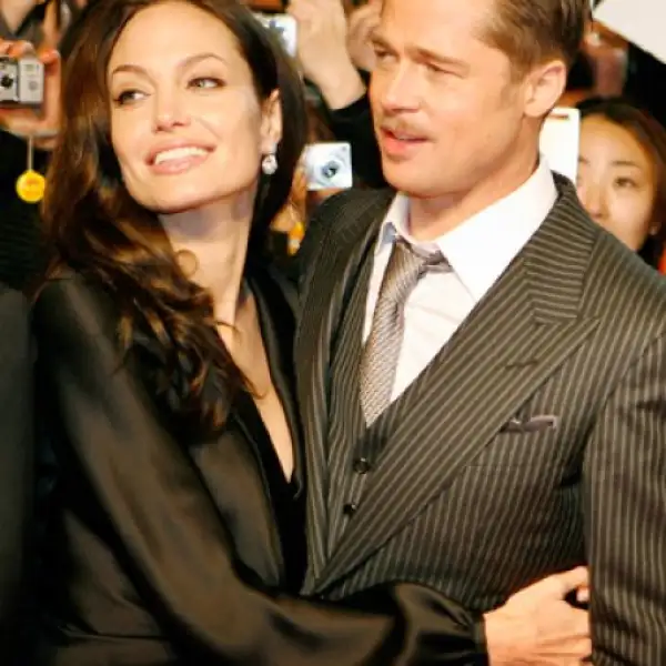 Angelina y Brad se veían cariñosos como siempre. Ella llevaba suelta la melena y un vestido largo con escote de pico, mientras que él acudió con un traje negro con rayas grises y camisa blanca.
