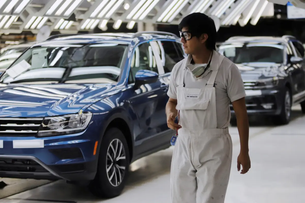 Los coches Volkswagen Tiguan se muestran en una línea de producción en la planta de ensamblaje de la compañía en Puebla, México, el 10 de julio de 2019.