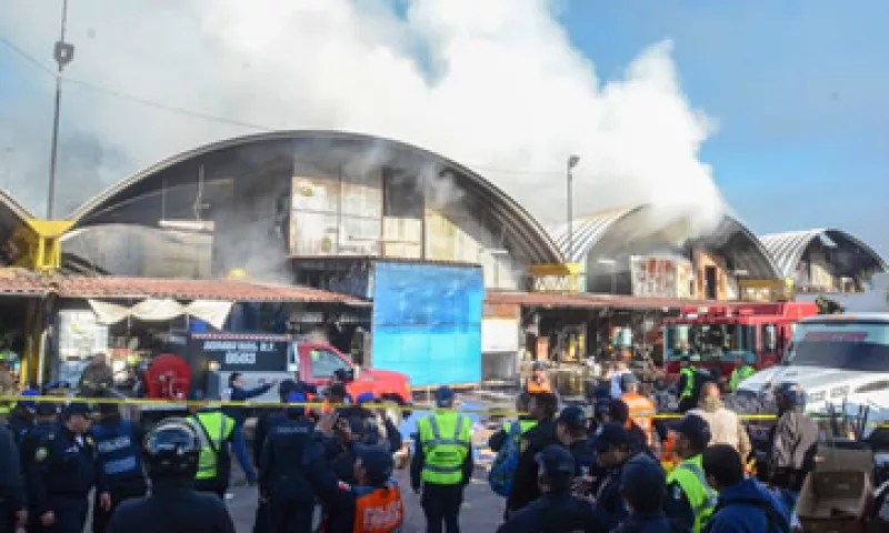 Los locatarios afectados venden sus productos en las banquetas y vialidades de la central. (Foto: Cuartoscuro )