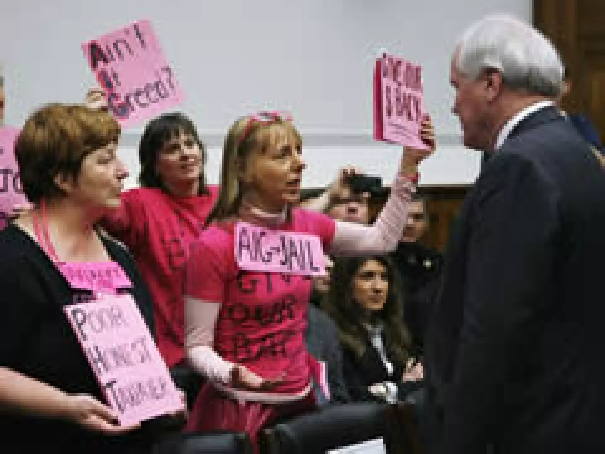 Liddy fue increpado por manifestantes que vestían ropas de color rosa brillante y portaban pancartas. (Foto: Reuters)