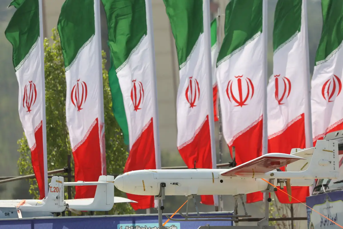Se ve un dron iraní durante la ceremonia del desfile del Día Nacional del Ejército en Teherán, Irán, el 17 de abril de 2024.