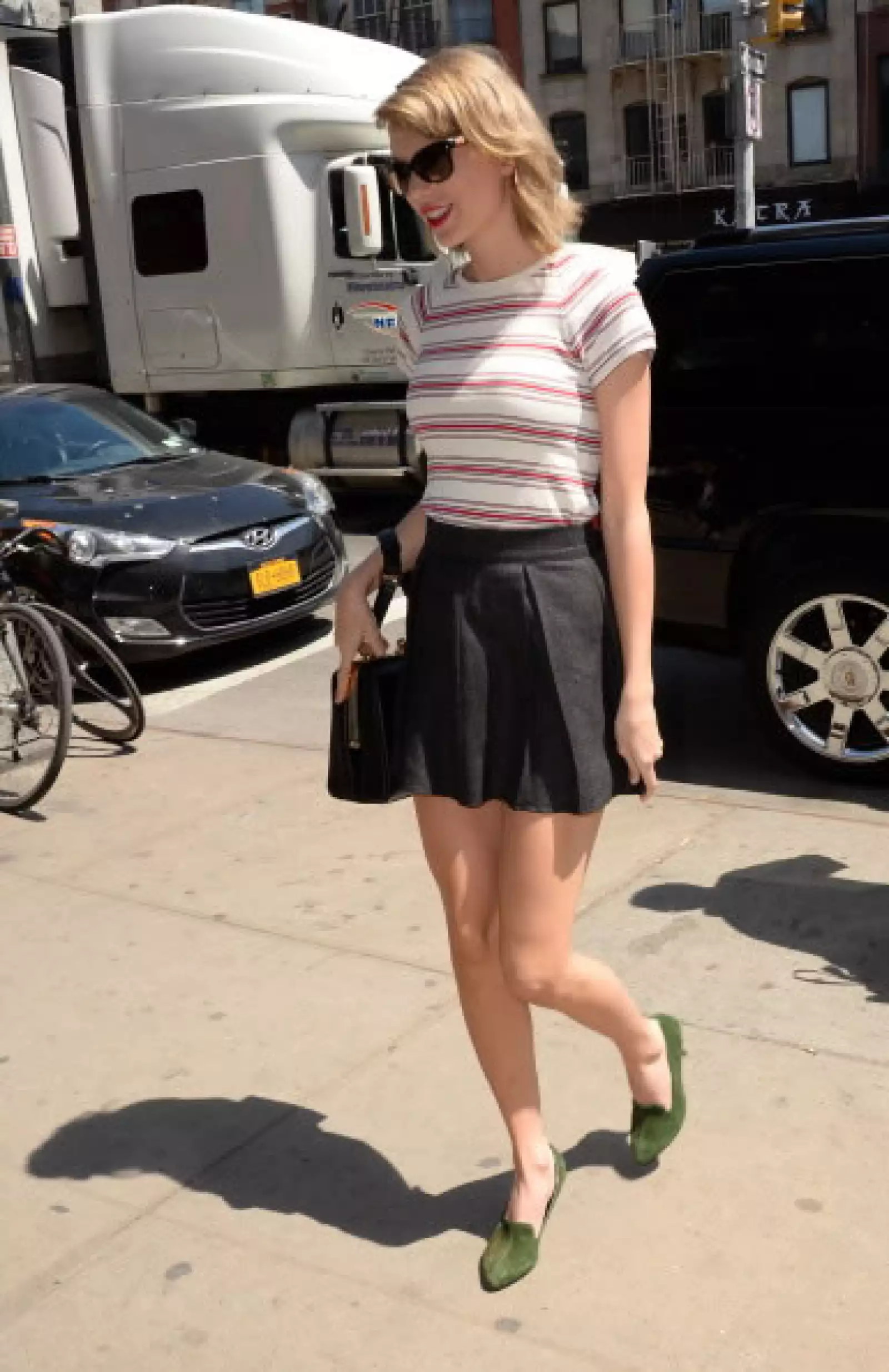 Straped top de Ralph Lauren, mini de terciopelo y zapatos en verde musgo.