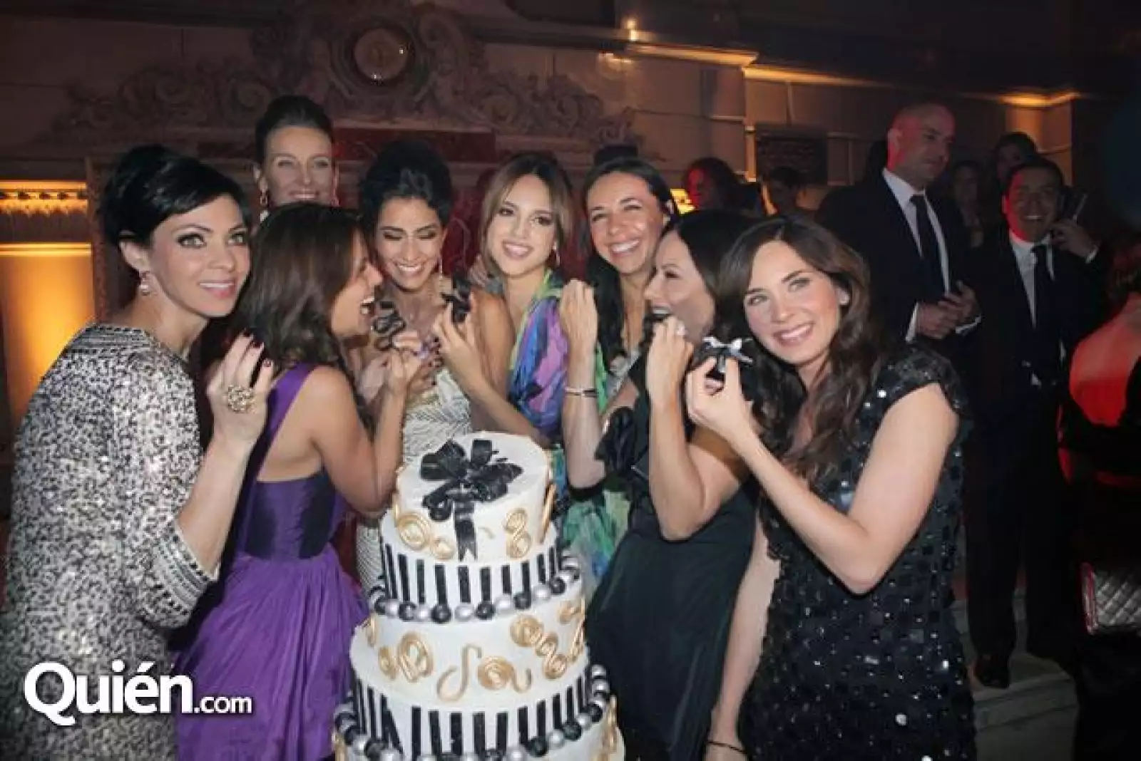 Celina Del Villar,Dominika Paleta,Claudia Álvarez,Manuel Rivera,Paola Núñez,Eiza González,Irene Azuela,Gloria Calzada,Adriana Louvier partieron el pastel
