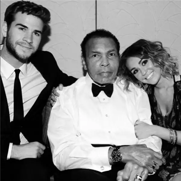 Liam Hemsworth compartió esta foto con Miley Cyrus, en la que aparecen junto al fallecido boxeador Muhammad Ali.