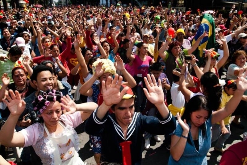 Más de 22 mil personas bailaron el domingo en una megacoreografía que es parte del homenaje América celebra a Chespirito.