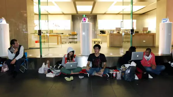 En Sydney, varios de los fanáticos de la tecnología o ‘geeks’, llevaron sus computadoras Mac para entretenerse mientras los comercios abrían sus puertas.