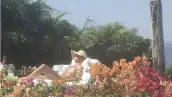 Mostrando un poco del cuerpazo que tiene, la guapa cantante disfruta de unos días de descanso en la playa.