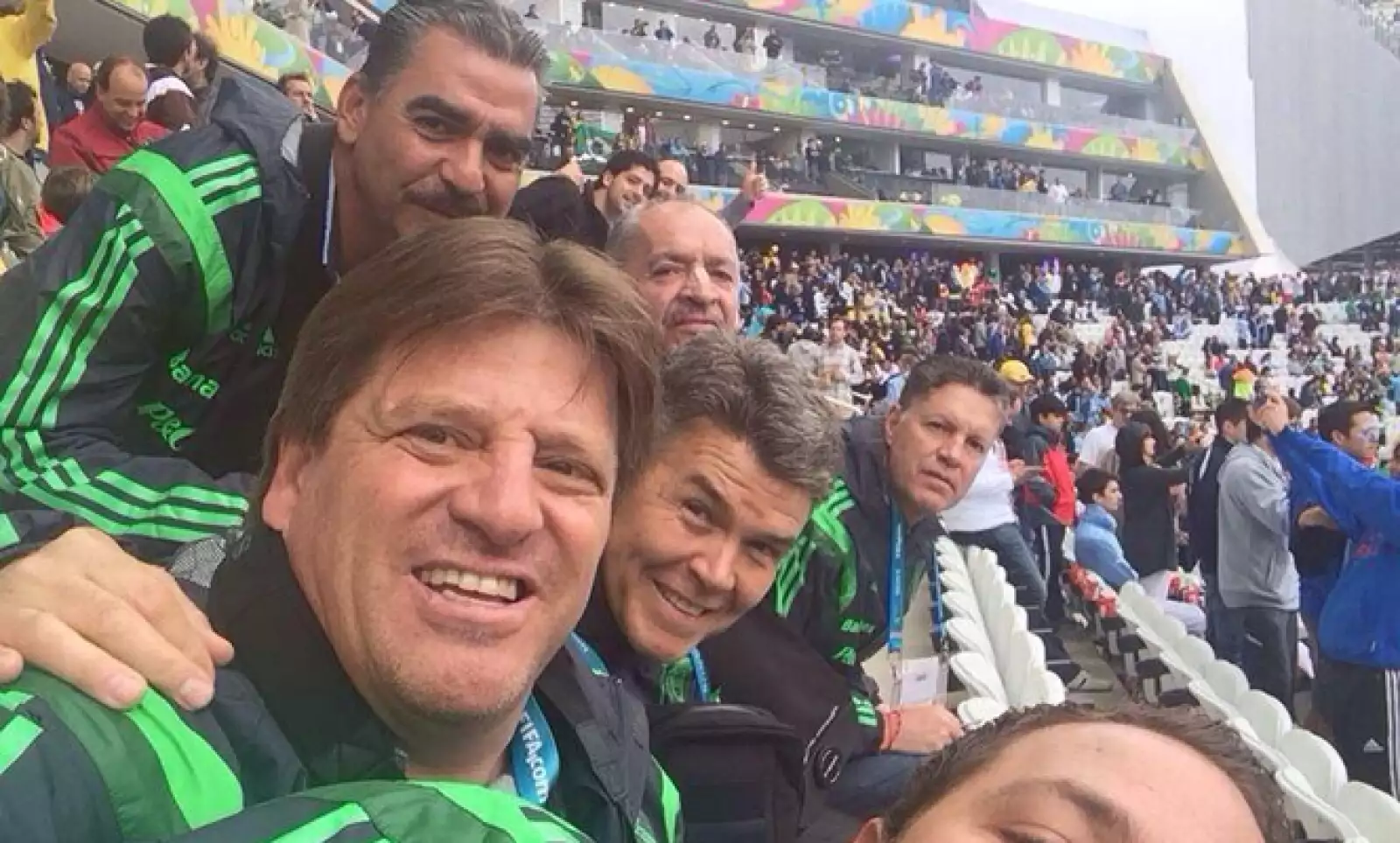 Uno de los personajes del Mundial, Miguel Herrera, junto a parte de su cuerpo técnico y directivos.