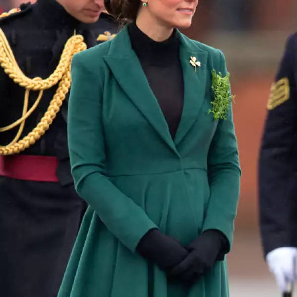 Para la celebración del día de San Patricio, Kate recicló uno de su abrigo firmado por Emilia Wickstead que utilizó en la misma fecha el año pasado.