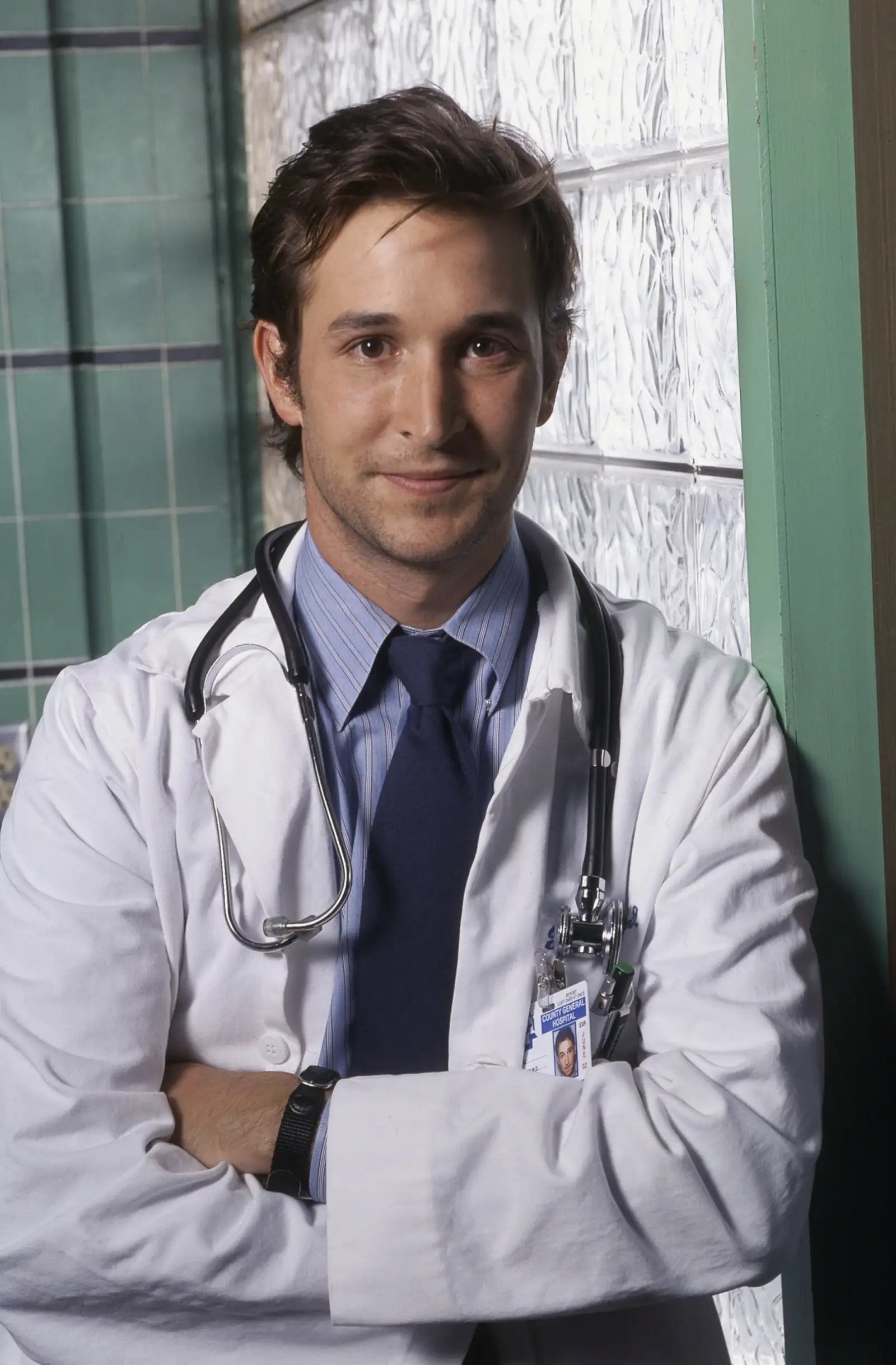 Foto de Noah Wyle durante la época en la que formó parte del elenco de la serie E.R. 