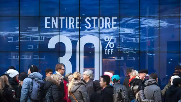Aunque el día de las mejores ofertas en Estados Unidos empezó con calma, más tarde incluso hubo rumores de bombas y una tienda tuvo que desalojar a los clientes.