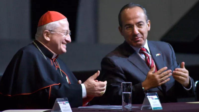 El cardenal Ennio Antonelli conversa con Felipe Calderón durante el VI Encuentro Mundial de las Familias 2009.