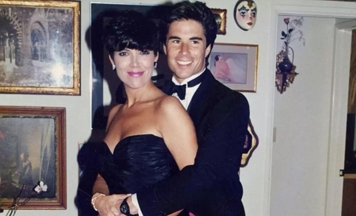 Junto a Todd Waterman, quien alguna vez declaró que además de que Kris y él se seguían viendo cuando ella ya salía con Bruce Jenner, su romance inició cuando ella aun estaba casada con Robert Kardashian.